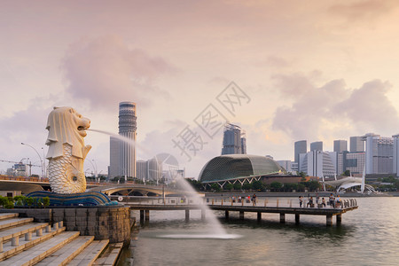 日出和黄昏的天空Merlion和摩天大楼高清图片