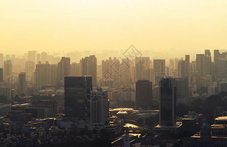 新加坡城的住宅楼金融区和摩天大楼日落时空中观察图片