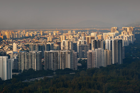 新加坡城的住宅楼金融区和摩天大楼日落时空中观察图片