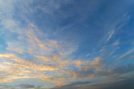 蓝天空黄色彩多的日落云在暮光时图片