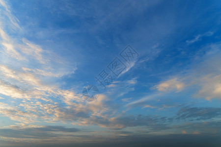 蓝天空黄色彩多的日落云在暮光时图片