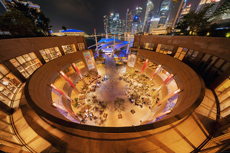 新加坡市2018年7月日新加坡市下城的埃斯普拉纳德户外剧院晚上MarinaBay区金融和摩天大楼图片