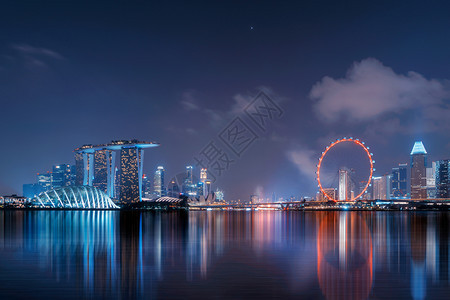 MarinaBay地区的新加坡市下城有反射晚上金融区和摩天大楼图片