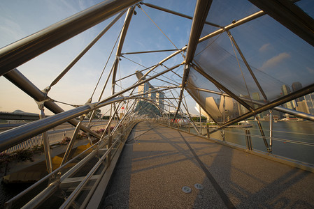 Helix桥和MarinaBay沙滩结构MarinaBay地区新加坡市下城金融区和摩天大楼黎明时图片