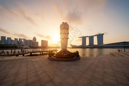 新加坡城2018年7月9日梅里翁和玛丽娜湾沙滩背面日出图片