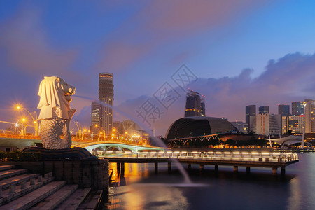 新加坡市2018年7月9日出和黄昏的夜空Merlion和摩天大楼图片