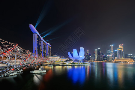 MarinaBay沙滩有多彩的亮光秀和螺旋桥在MarinaBay地区的新加坡市下城晚上金融区和摩天大楼图片