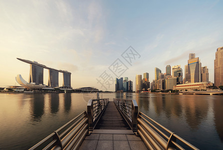 新加坡下城市码头玛丽娜湾区金融和摩天大楼日出时图片