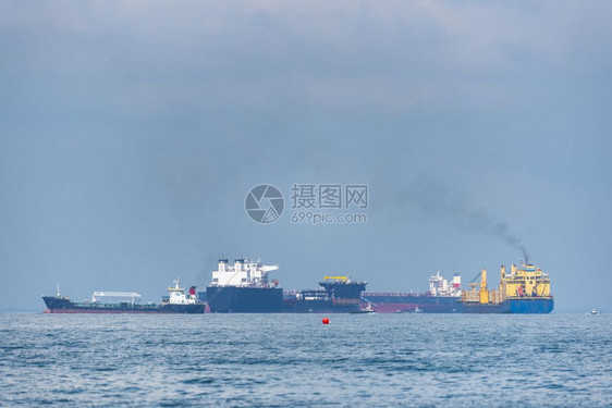 货物运船和集装箱流和运输用于后勤和运输新加坡图片
