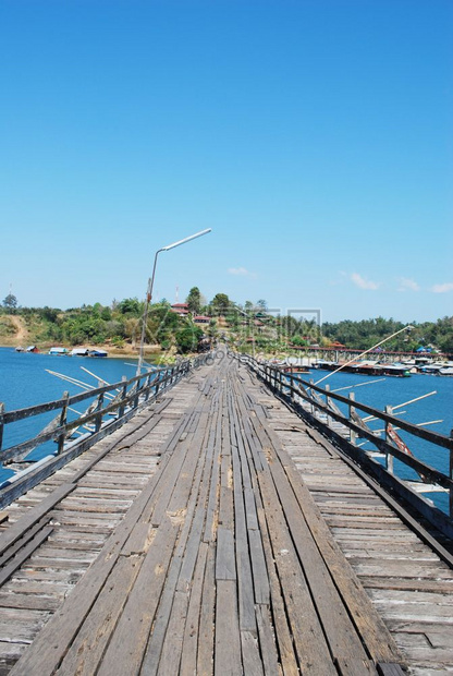在Sangkhlaburi的一个水库上架设木林人行桥图片