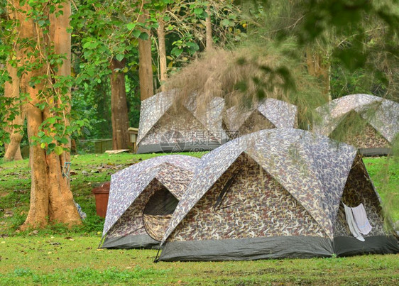 申请旅行背景的营地帐篷图片