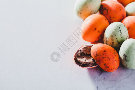 浅色背景的多彩巧克力蛋甜糖果复活节传统制空间图片