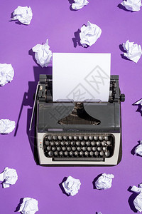 带有空白纸页和多个紫外背景折叠页的旧写字机带有空白纸页的旧写字机背景图片