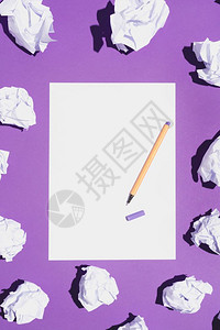 白纸和小写笔放在活生的紫外线背景上折叠的纸围绕它图片