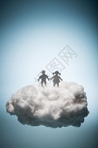 两个孩子站在白云上图片