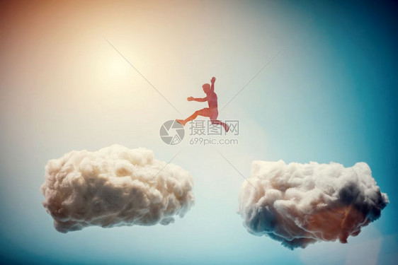 人从一个云跳到另承担风险和挑战概念克服问题获胜人从一个云跳到另挑战图片