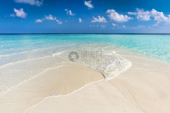 热带海滩有白沙和清澈的绿海马尔代夫岛屿有白沙和清澈的绿海马尔代夫图片