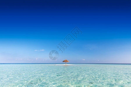 热带沙滩岛有遮阳伞印度洋马尔代夫蓝晴天图片