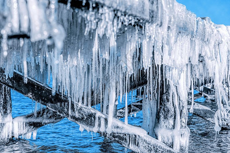 冰挂在防顶上雪冬天图片