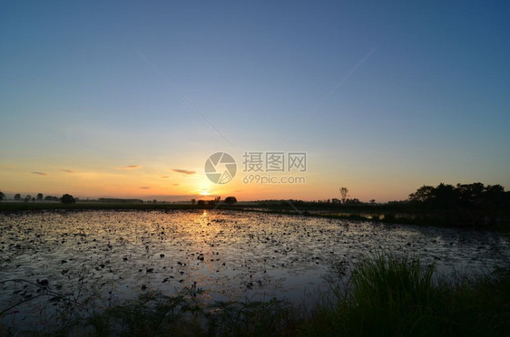 泰国湖上美丽天空的日落图片