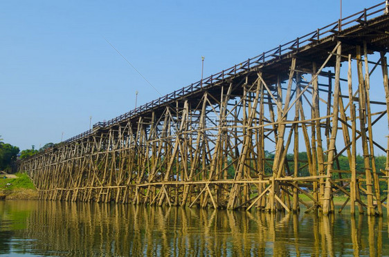 泰国Kanchanaburi与河流和山的木桥图片