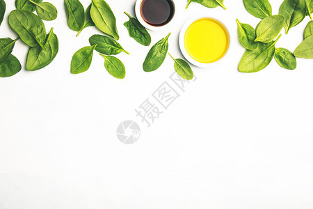 白底面的烹饪原料橄榄油醋和菠菜织食素和健康烹饪概念图片