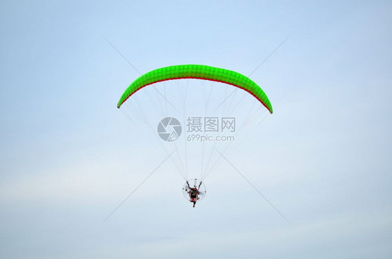 海滩上的摩托滑翔伞图片