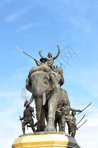 蓝天大象雕像泰国宗伯里省纳苏国王的纪念图片