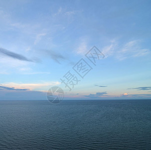 云蓝天空向海表面上空的地平线飞去图片