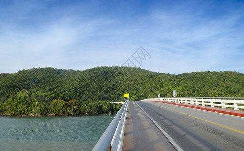 泰国蓝色天空的海上公路桥梁图片