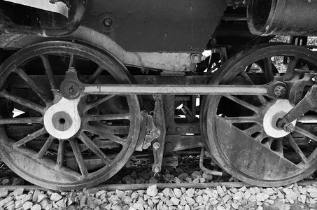 旧铁路车轮黑白图片