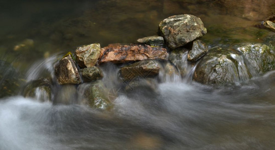 在岩石上流动的体自然背景图片