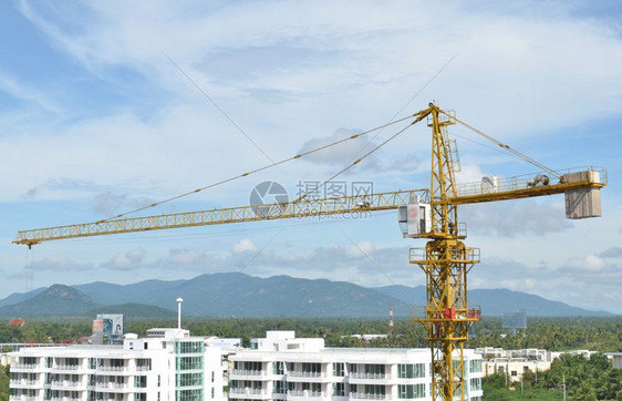 起重机和建筑施工进度地图片