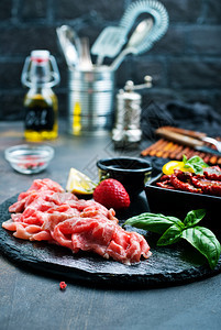 意大利丙烯或含有新鲜鱼和干番茄的果酱切片图片