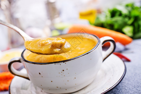 碗中的胡萝卜汤饮食物新鲜汤图片