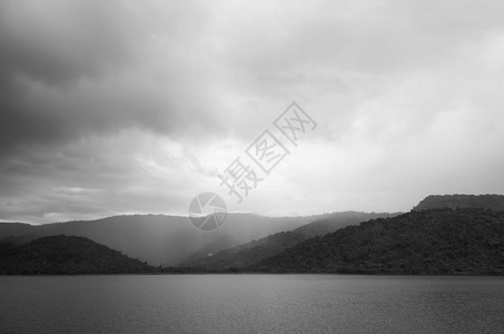 带黑白山的湖水图片