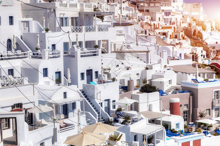 希腊圣托里尼岛的Fira镇传统和著名的白屋建筑图片