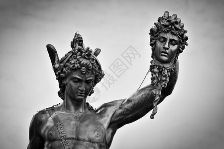 在意大利佛罗伦萨的LoggiadeiLanzi与美杜莎首领一起雕塑珀尔修斯的古代雕塑黑白顶尖Menelaus的古代雕塑支持Pat图片