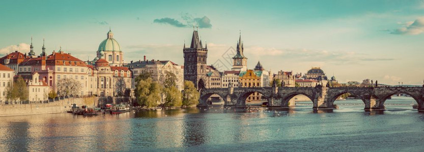 布拉格捷克全景具有历史意义的查尔斯布里奇河和日落时伏塔瓦河具有历史意义的查尔斯布里奇河和伏尔塔瓦图片