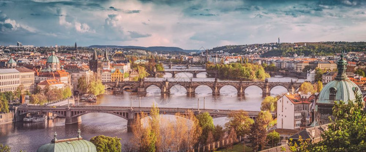 捷克布拉格今天下午与历史CharlesBridge和Vltava河连接的天线桥图片
