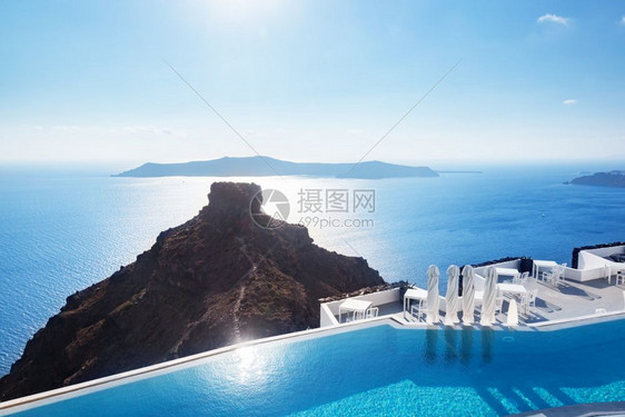 希腊圣托里尼岛爱琴海沿岸的卡尔德拉Caldera游泳池夏季天气炎热希腊圣托里尼岛图片