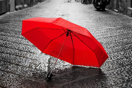 红伞在旧城的科布斯通街上风雨暴天气黑白概念思想理传统回溯风格的颜色红伞在旧城的科布斯通街上风和雨图片