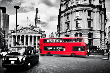 英国格兰银行国伦敦皇家交易所英国著名黑色出租车红公共汽伦敦皇家交易所黑色出租车红公共汽图片