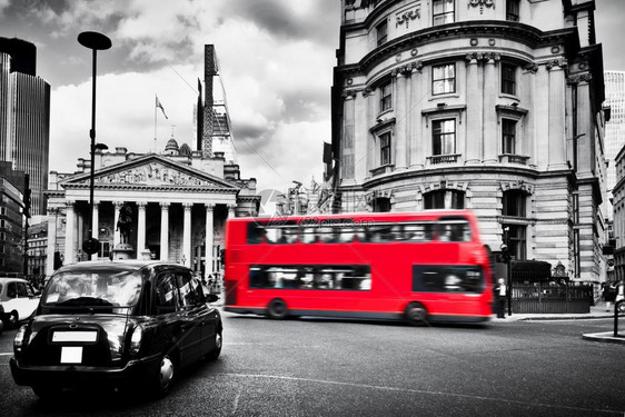 英国格兰银行国伦敦皇家交易所英国著名黑色出租车红公共汽伦敦皇家交易所黑色出租车红公共汽图片