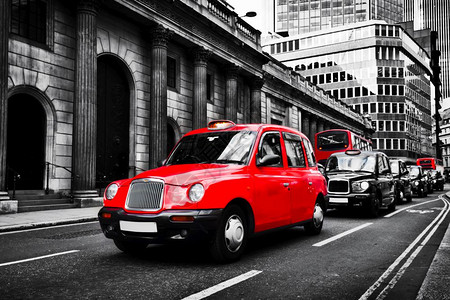 伦敦的标志英国出租车称为黑皮色和白与红英国的标志语运输背景中的红色公共汽车伦敦的标志话语英国的出租车称为黑皮图片