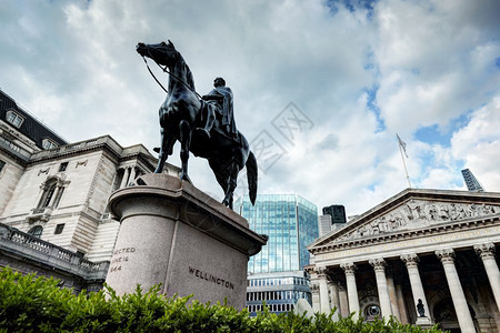 英格兰银行国伦敦的皇家交易所和惠灵顿雕像英国的皇家交易所和惠灵顿雕像金融和商业心脏英国银行伦敦的皇家交易所惠灵顿雕像图片