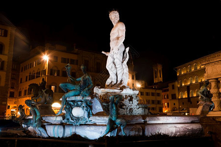 位于意大利佛罗伦萨的海王星喷泉晚上位于意大利佛罗伦萨的海王星喷泉图片