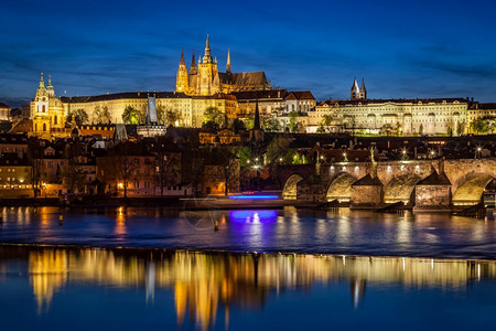 布拉格城堡赫德卡纳晚上在捷克布拉格伏尔塔瓦河晚上在捷克布拉格查尔斯桥向右晚上在布拉格弗塔瓦河捷克布拉格图片
