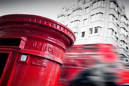 传统的红信箱和色公车在英国伦敦行驶图片