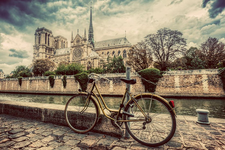 法国巴黎圣母大教堂和塞纳河旁的圣母大教堂边的复古自行车法国巴黎圣母大教堂旁边的复古自行车图片